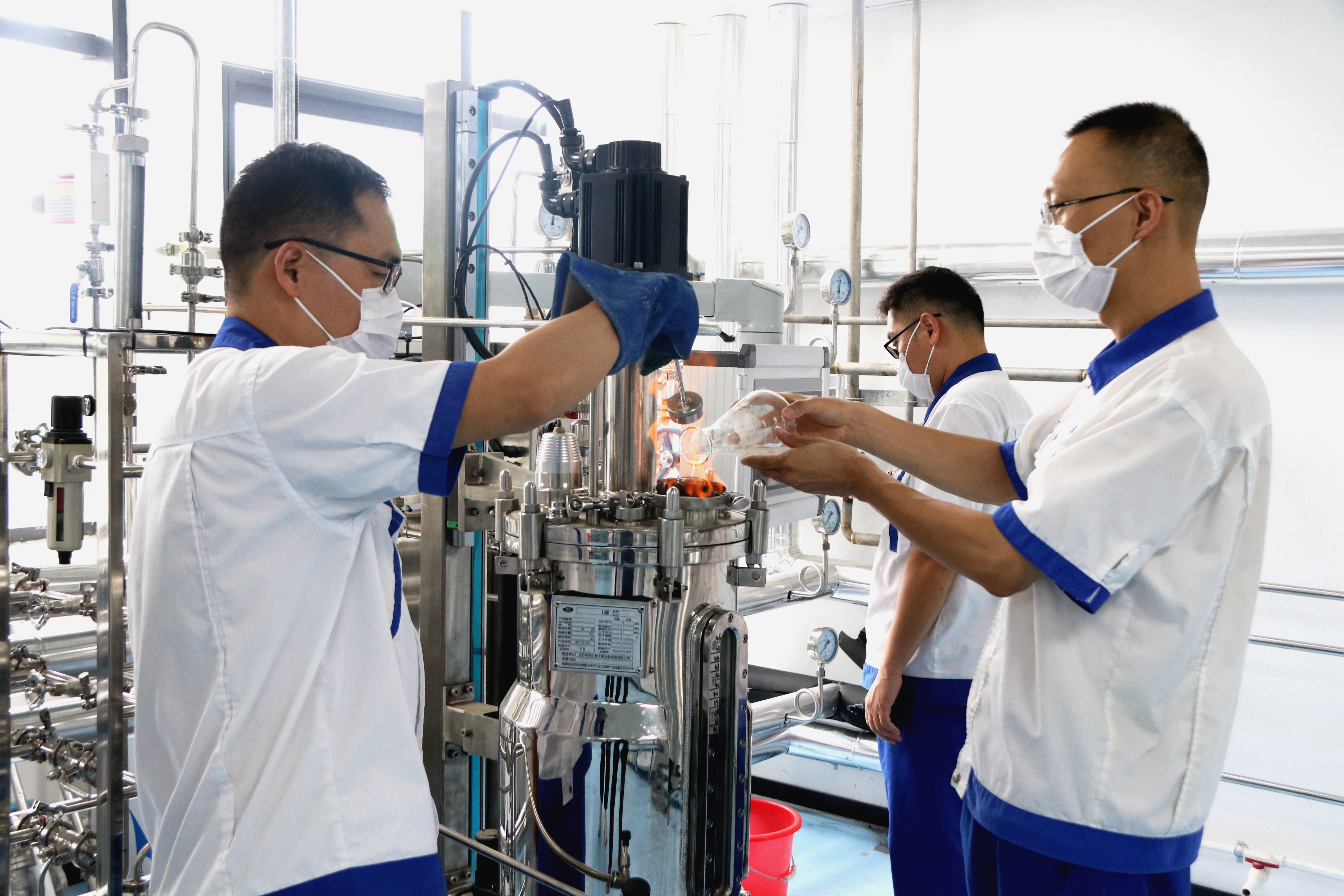 中牧股份胜利生物青年突击队成员张善飞在实验室进行发酵火焰接种.jpg